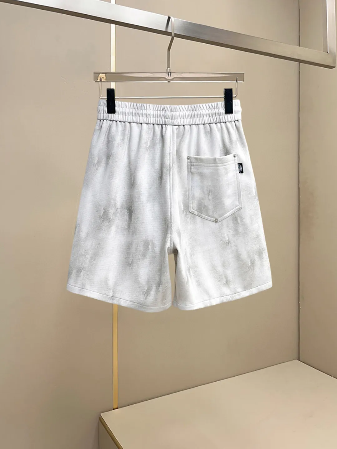Balenciaga's three-standard complete 2026 summer New Arrival men's casual shorts, advanced custom-made Breathable fabric, Breathable fabric, extremely stretchy and comfortable, impeccable details, top-grade accessories, original logo design concept, delicate and soft feel! The upper body fit is awesome! Size: M-XXXL Please state your height and weight when ordering